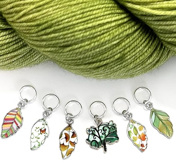 Knitting stitch markers with storage tin