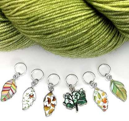 Knitting stitch markers with storage tin