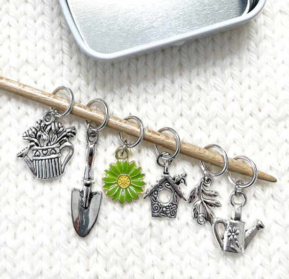 Knitting stitch markers with storage tin