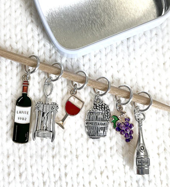 Knitting stitch markers with storage tin