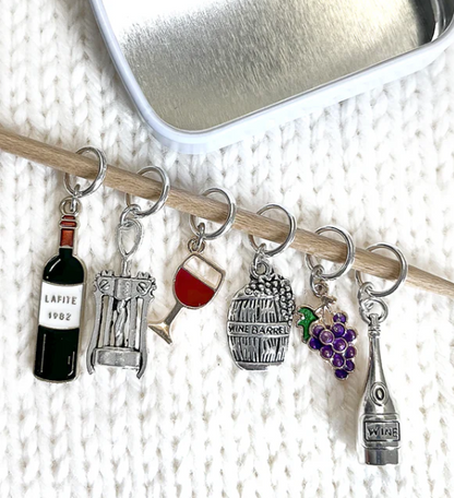 Knitting stitch markers with storage tin