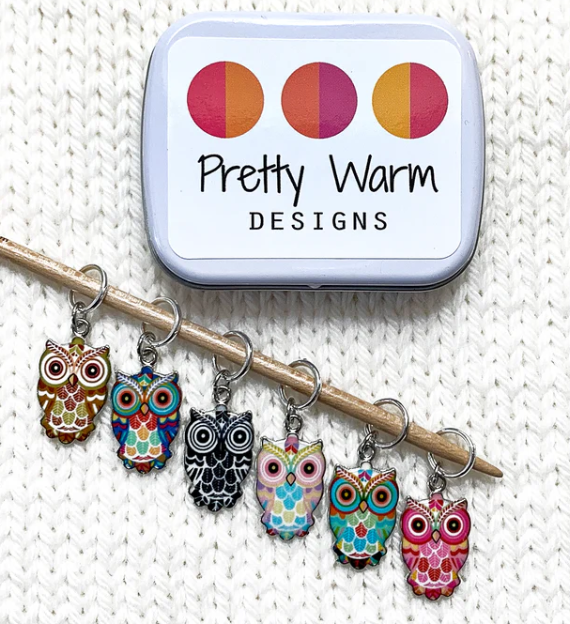 Knitting stitch markers with storage tin
