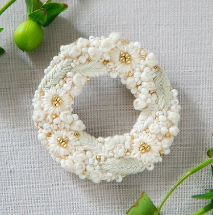 k.omono hanabatake wreath brooch embroidery kit